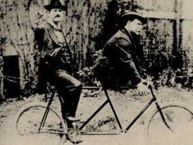 Elleri olmadan doğan Charles Tripp ve ayaksız akrobat Eli Bowen 2 kişilik bisikleti icad etti.