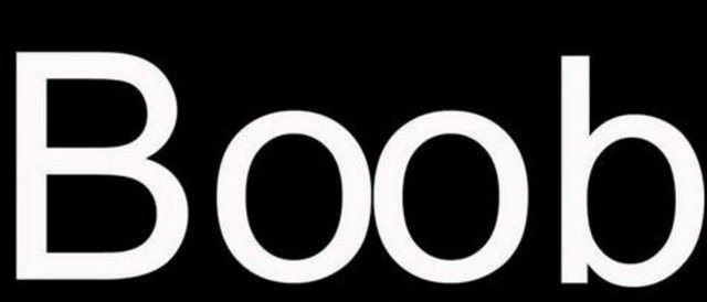 İngilizce göğüs anlamına gelen "Boob" kelimesindeki B göğüslerin yukarıdan, 00 önden, b ise yandan görünüşüdür.