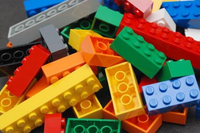 Danimarkalı oyuncak firması LEGO'nun ismi, danca dilinde 'iyi oyunlar' manasına gelen "LEG GODT"ın kısaltmasıdır.