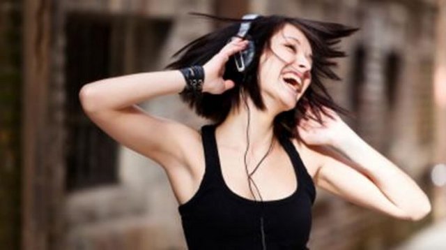 Hafıza kaybı yaşayan insanlara müzik dinletilmesi önerilir; çünkü beyin şarkıların içine bir çok anıyı kaydeder.