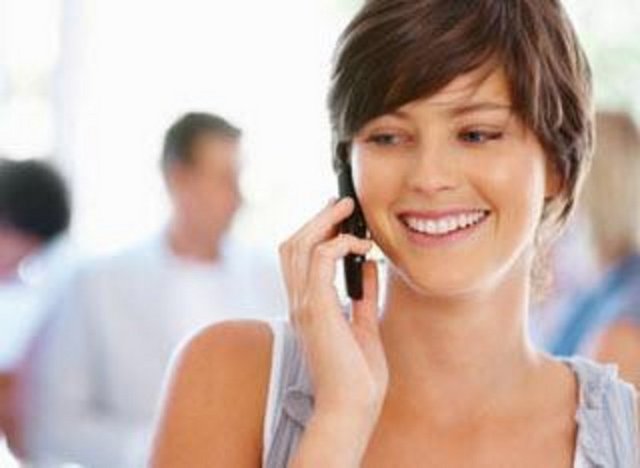 Cep telefonuyla konuşurken yürüyorsanız, yanınızdan biri geçtiğinde yere bakma eğilimine girersiniz.