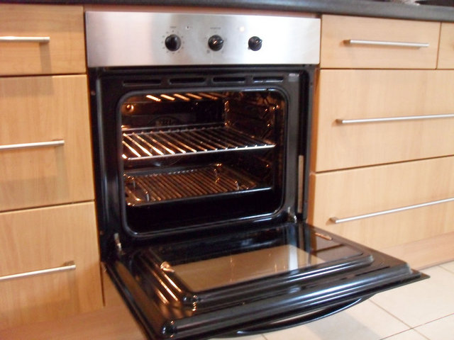 Fırın kapağı her açıldığında yüzde 20 oranında ısı kaybı olması nedeniyle pişme süresinin sonuna kadar kapak açılmamalıdır.