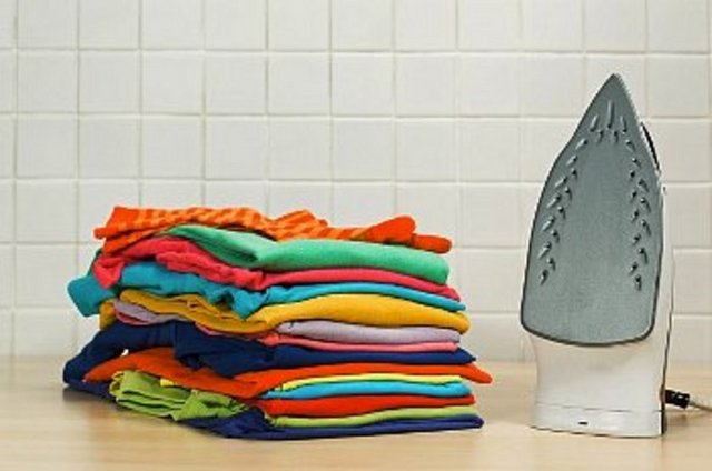 Mümkün olduğunca çamaşırlarınızı toplu olarak ütüleyin. Ütü en çok elektrik harcayan cihazlardandır.