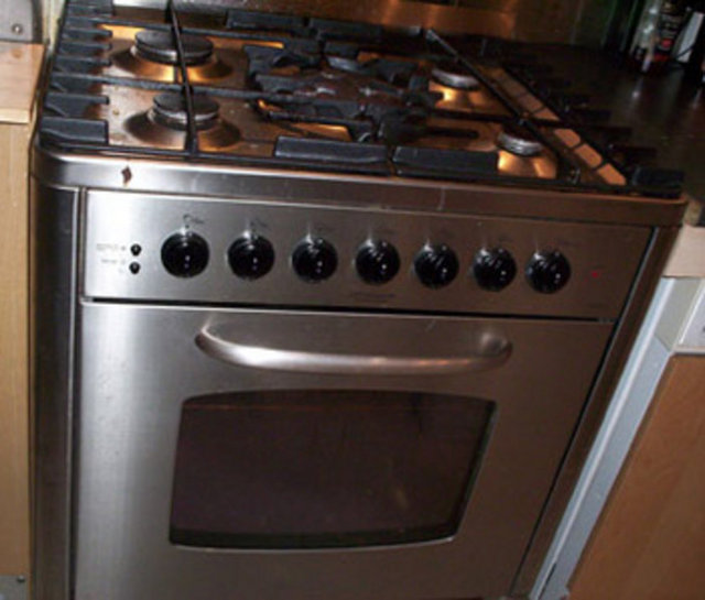 Mikrodalga fırınlarda pişirme süresi 2- 10 dakika, ısıtma ise 10- 30 saniyedir. Bu nedenle geleneksel fırınlara göre yüzde 50 daha az elektrik harcarlar. Az miktarda - yiyeceklerin pişirilmesinde tercih edilmelidir.