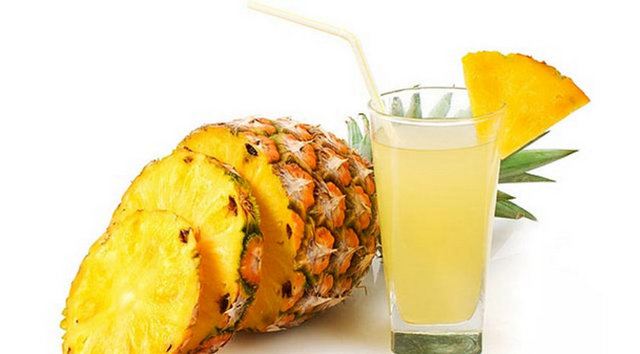 Dolayısıyla her gün yemekte ananas ya da ananas suyu tüketilebilir. Ancak yemeden önce ananası tuzlu suda yarım saat bekletmek gerekir.