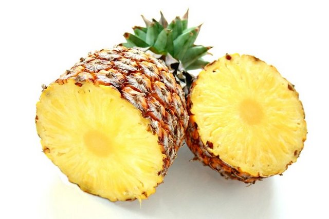 Kan sulandırıcı ilaçlarla birlikte kullanılmamalıdır. K Vitamini eksikliği olanlar ve kan pıhtılaşmama sorunu yaşayanlar da ananas tüketmemeliler.