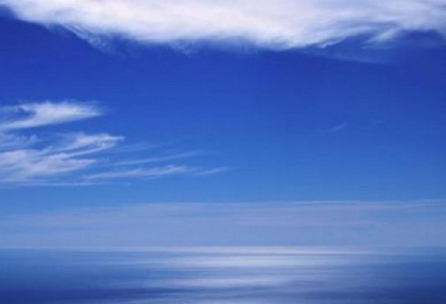 "Gökyüzü Neden Mavi Renkte Görünür?" Gökyüzünün mavi görünme nedeni yerküreyi çepeçevre saran hava tabakası, yani atmosferdir. Atmosferin bileşimindeki gazlar güneş ışığındaki mavi rengi diğer renklerden daha çok yansıttığı için gökyüzü mavi görünür.