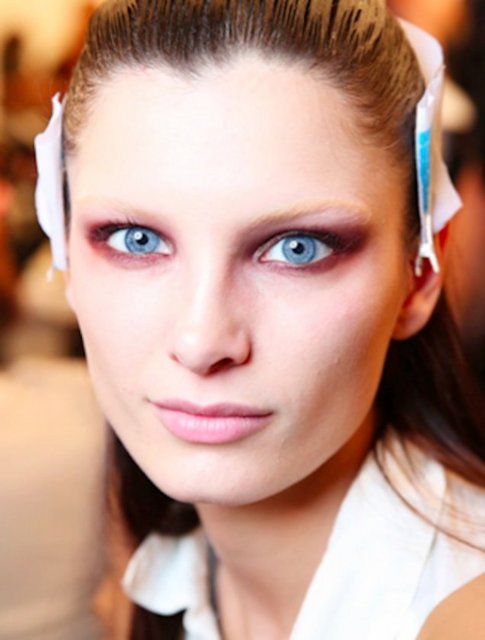 Sezonun en belirgin makyaj stillerinden biri olan şeffaf gölgeleri Burberry, Emilio Pucci, Ruffian koleksiyonlarında da tercih edilmişti.