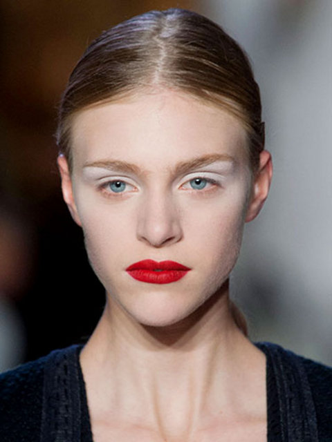 Altuzarra, Jenny Packham, Tibi gibi modacıların koleksiyon tamamlayıcısı eterik beyaz far ve beyaz kalem göz makyajı favorileri arasında.