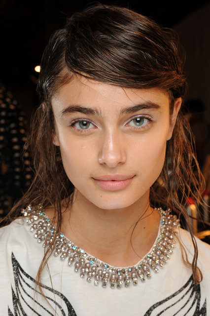 Işıl ışıl görünümlü bu makyaj için, Nars Pure renkli nemlendirici ve Copacabana aydınlatıcıyı tavsiye ederim.