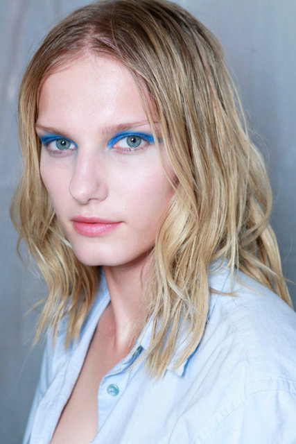 Bu çarpıcı ve zengin ton ile yapılan makyaj için, parıltılı, Shiseido Ice krem göz farını kullanabilirsiniz.