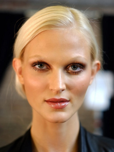 Bronz ve ışıltılı tenleri, yine bronz göz kapakları ve dudaklar tamamlayacak.