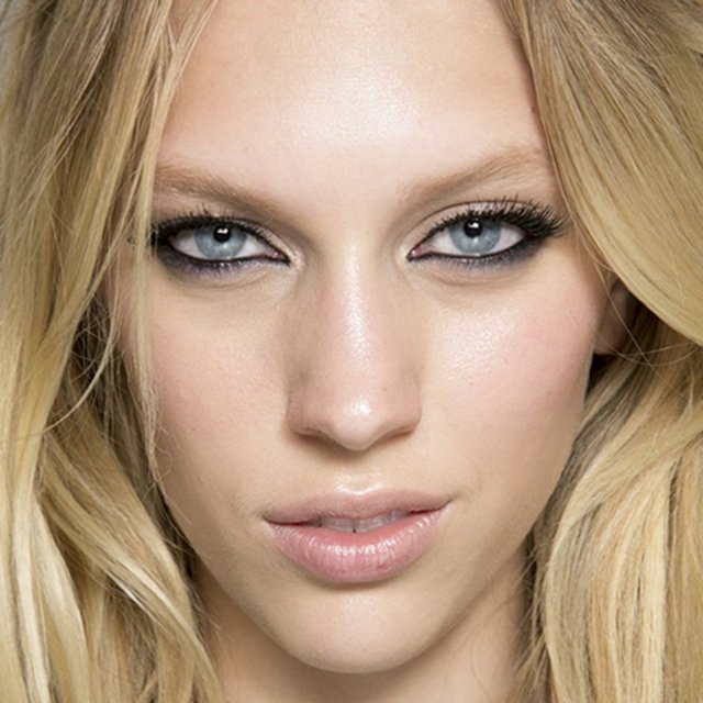 Siyah eyeliner çarpıcı çizgileri ve asi havası ile bu sene  makyajına  hakim olacak.