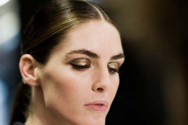 Bu sezon kullanacağımız bu makyaj için, Lancome altın parıltılı farı Le Crayon Khol ile tamamlayabilirsiniz.