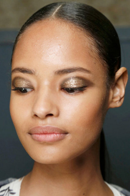 Jason Wu koleksiyon tanıtımında kullanılan altın yaldızlı göz kapakları oldukça göz alıcı ve çekiciydi.