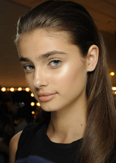 Phillip Lim modellerinin ışıltılı cilt makyajı da sezon trendleri arasında olacak.