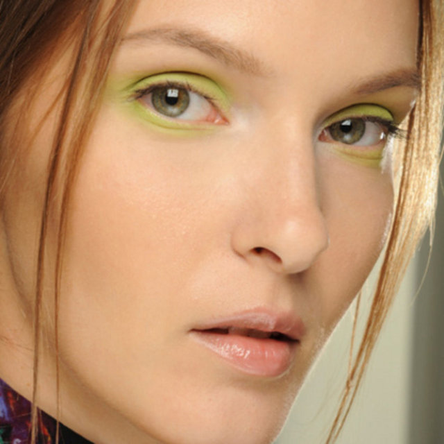 Dudak ve yanaklarda uygulanan uçuk pembeleri, göz kapaklarındaki uçuk yeşiller ve maviler tamamlayacak.