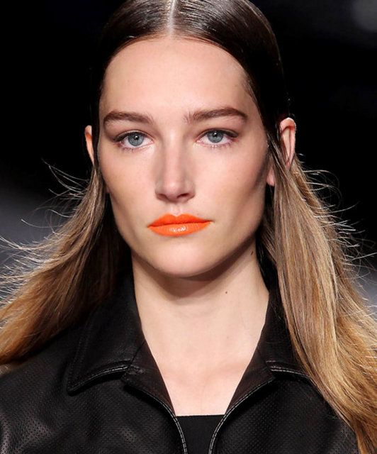 Nanette Lepore, Donna Karan, Prabal Gurung, Christian Siriano, Rag & Bone ve DNKY koleksiyonlarında  kullanılan elektrik turuncu ve neon kırmızı renk iddialı dudaklara imza atacak.