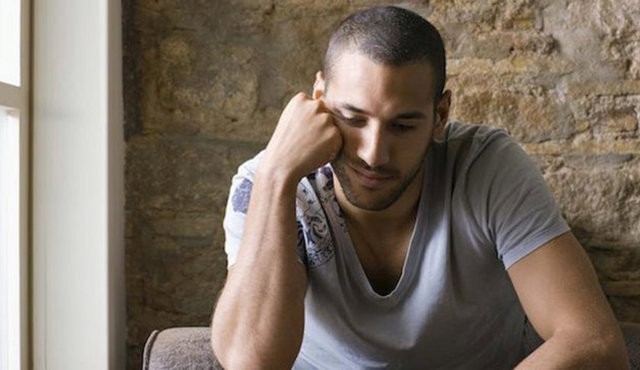 9. Güven ve umut kaybı - Sevdiğiniz kişi güveninizi kırdı. Kendinizden bile çok güvendiğiniz kişi sizi aldattı.Doğal olarak artık hiçbir şeyin güvenilir ve zahmete değer olmadığını düşünüyorsunuz. Her şeye inancınızı kaybettiniz.Kendinizi küçümsüyorsunuz.