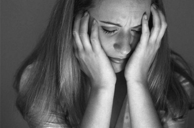 1.İntihar isteği -  - İlişkiniz sizi kalbi kırık bir şekilde bıraktığında aklınıza ilk gelen kaçınılmaz duygu intihar düşünceleridir. Her şey sona ermiş ve hayatınız da sona ermeliymiş gibi hissedersiniz.