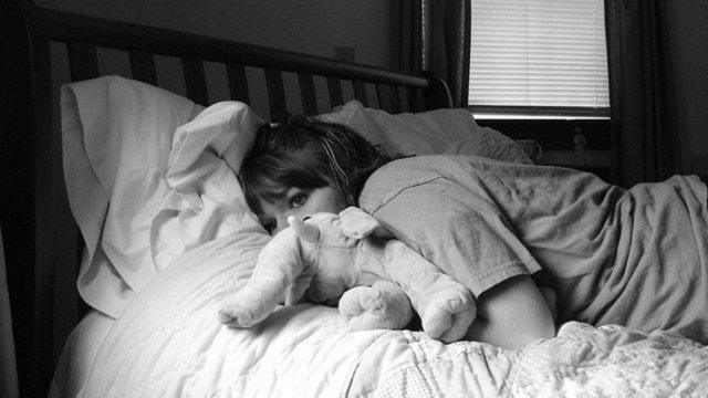 3. Kendine güveni kaybetmek - Sevdiğiniz kişi sizi terk edip de hayatına devam edince,özgüveninizi kaybetmeye başlarsınız. Kendinizi aşağılanmış hisseder, insanlardan çekinmeye başlarsınız. Hatta size en yakın olanlardan bile.