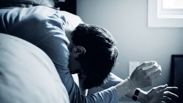 2. Aktivitelerinizde coşku kaybı ve ilgisizlik -  - Evet her şey artık size monoton ve sıkıcı geliyor.Bugüne kadar yapmayı sevdiğiniz hiçbir şey artık ilginizi çekmiyor. Tüm gün ya uyuyor ya da kara kara düşünüyorsunuz.