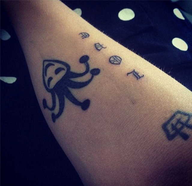 Geçen yıl ayrıldığı ABD'li sevgilisi Selena Gomez'le barıştığına dair haberlerle gündeme gelen Kanadalı şarkıcı Justin Bieber, vücudunun dört bir yanındaki dövmelerine bir yenisini daha ekledi.