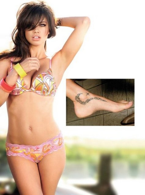 Ana Beatriz Barros, klasik bir ay yıldız dövmesi tercih ediyor. Top model, sol ayak bileğine yaptırdığı ay-yıldızlı dövmeyi gösterip "Ailemde herkeste bu dövme var. Yaptırmadan önce Türk bayrağını gördüm ve evet bunu yaptırmalıyım dedim" demişti.