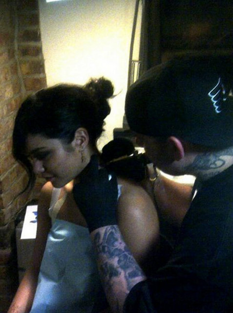 Genç oyuncu Vanessa Hudgens'in boynuna kelebek şeklinde dövme yaptırırken çekilen fotoğrafları internette paylaşıldı. -