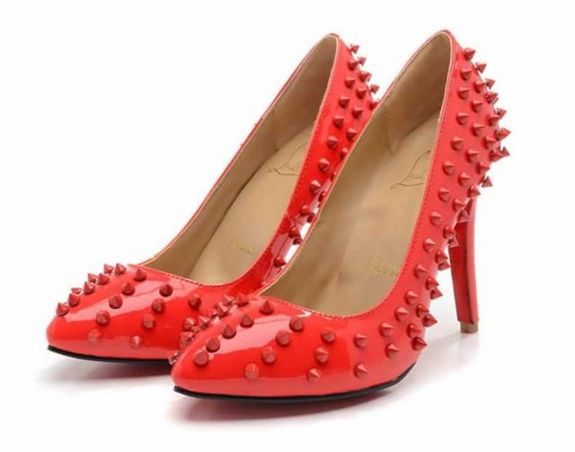 Lüks markaların bu şık ve pahalı tasarımlarını gören  pek çok kişi de, daha ulaşılabilir olan replika ürünlere yöneliyor yazık ki.