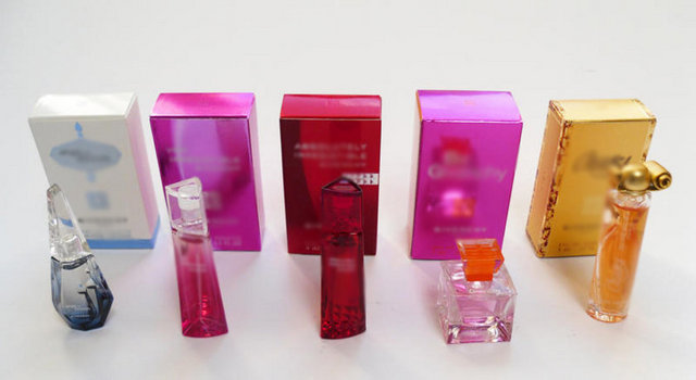 Maalesef kullanılan pek çok ürün replika . Minimum değeri  2000 - 4000 TL. nin üzerinde olan bu çantaların replikalarına, kalitesine göre 200 - 800 TL. ye  sahip olabilmek mümkün.