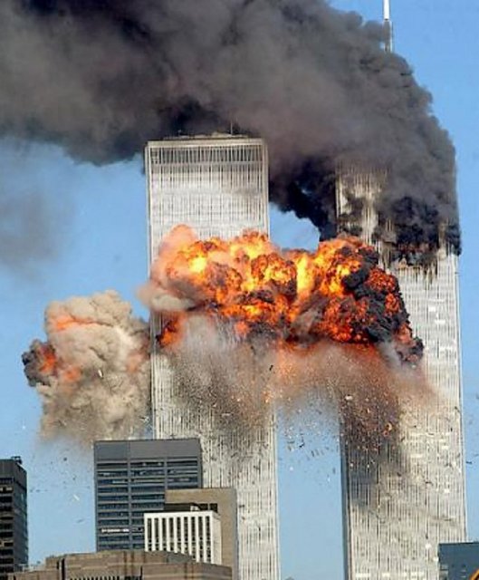 Olay 11 Eylül'de yani 9/11 de meydana geldi. Amerika'da tarihler ay önce olacak şekilde yazılır.