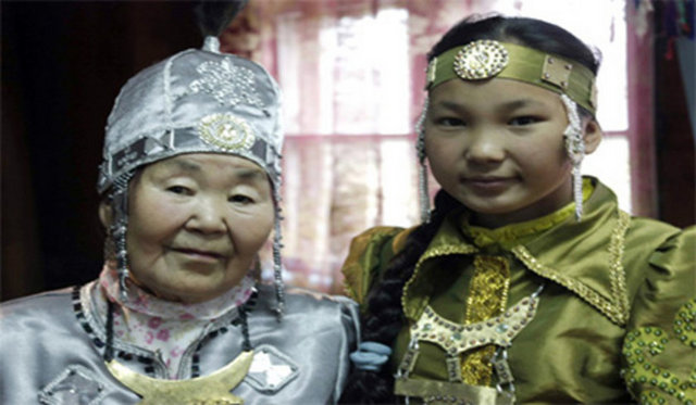 Yakutların gök tanrıları dokuzdur. Altay türklerinin bir kıyamet tasvirinde denizin dibinde dokuz çatallı karataş vardır ki, kıyamet zamanında bu taş dokuz yerinden ayrılacak, demirden ve koyu sarı renkte atlara binmiş dokuz savaşçı etrafa saldıracaktır.