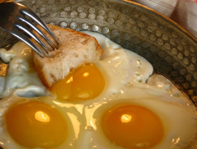 Yumurta kabuklu olarak pişirildiğinde 4 dakikada beyazı, 12 dakikada tamamı katılaşır.