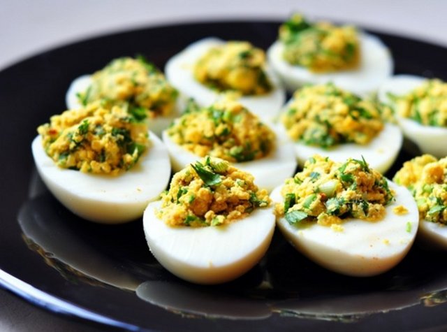 Ancak sizin yumurtaya alerjiniz varsa veya yumurtaya alerjik tepki gösterme eğiliminde olan bir vücudunuz varsa, aşırı miktarda yumurta tüketimi bu durumları daha da ilerletebilir.