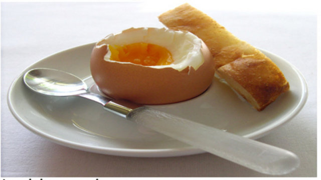 Yumurta akı proteinlerinin fom oluşturucu ve bu yolla kabarmayı sağlayıcı özelliği vardır. Bu nedenle kek hazırlamada doğal kabartıcı olarak tercih edilmektedir.