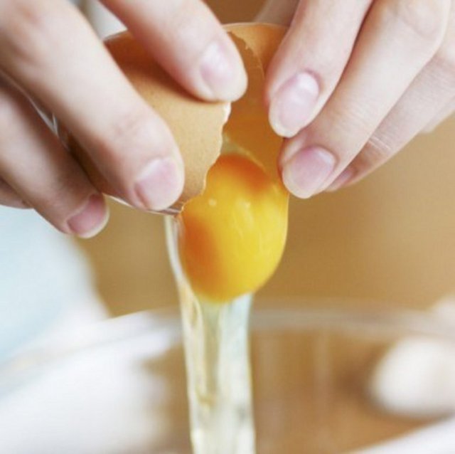 Yazın, güneşin etkisiyle tahrip olmuş cildin üzerine bir de kış soğuğu ve nemli havası eklenince hassasiyetler, pullanmalar, kaşıntılar daha belirgin hale geliyor.