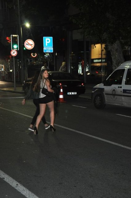 Giydiği mini şortla dikkat çeken 19 yaşındaki Yasmin için "kızımız kendini biliyor. Ne giyeceğine karışmayız" diyen Erbil,