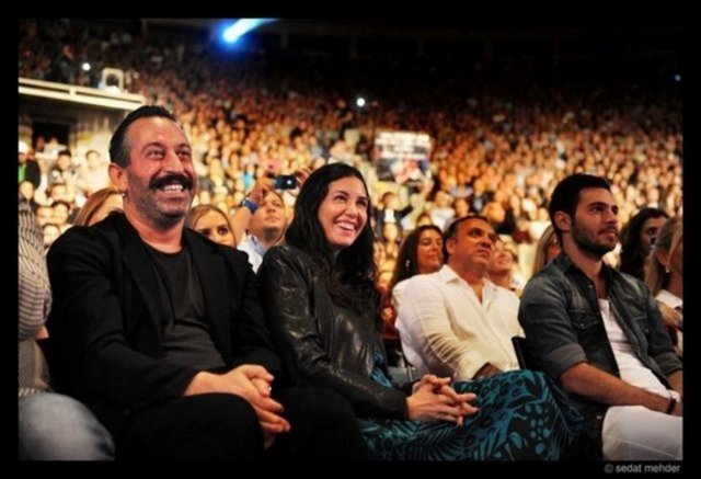 Bir gün sonra yani 31 Aralık günü saat 15.30'da çift ayrı ayrı Beykoz Adliyesi'ne gelerek, mesai bitimine dakikalar kala, Aile Mahkemesi Hakimi Nazan Güçkan'a boşanmak için hazır olduklarını bildirerek, duruşma yapılmasını istedi.