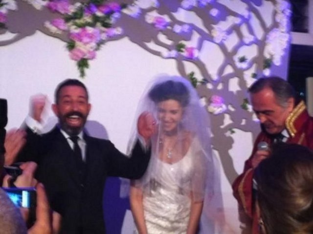 Cem Yılmaz'ın son gösterisinde yaptığı, "Yeni evliyim ve çok da mutluyum ama Allah korusun, boşanmalarda kadınlar malın-mülkün yarısını istiyor. 700 daireyi nasıl veririm hanıma?" esprisi Ahu Yağtu'yla yaptığı boşanma protokolünde gerçek oldu.