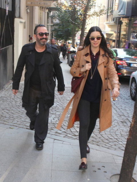 Cem Yılmaz, 30 Aralık 2013'te avukatı Çetin Yüksel aracılığıyla anlaşmalı boşanma dilekçesini UYAP üzerinden Beykoz Aile Mahkemesi'ne gönderdi.