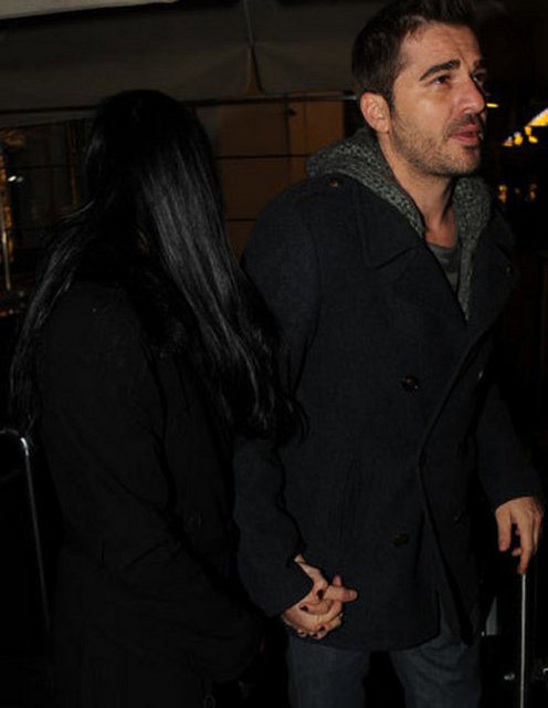 Düzyatan, çıkışta sevgilisinin elini bir an olsun bırakmadı.