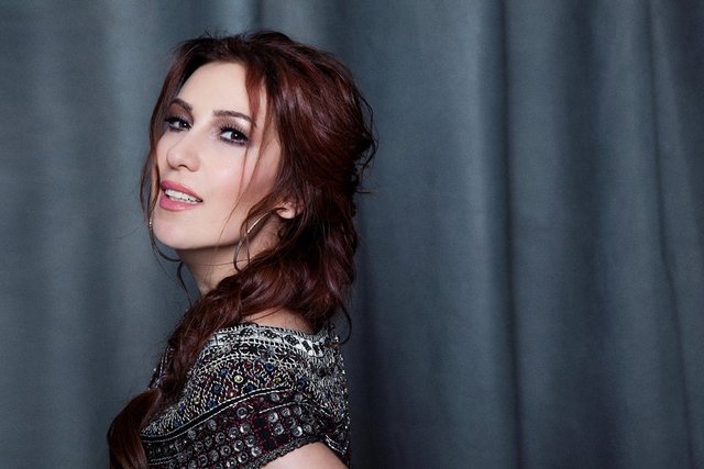 YONCA LODİ - Kitap satarken de, okuldaki sohbetlerde de, ünlü bir jön olduğunda da aynı adamdın. Güzel adam, hayatımızda olmaya devam et olur mu? -  -