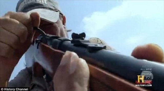 Çırpınan ve bota doğru atlamaya çalışan timsahı kafasından vurarak öldürdüler.