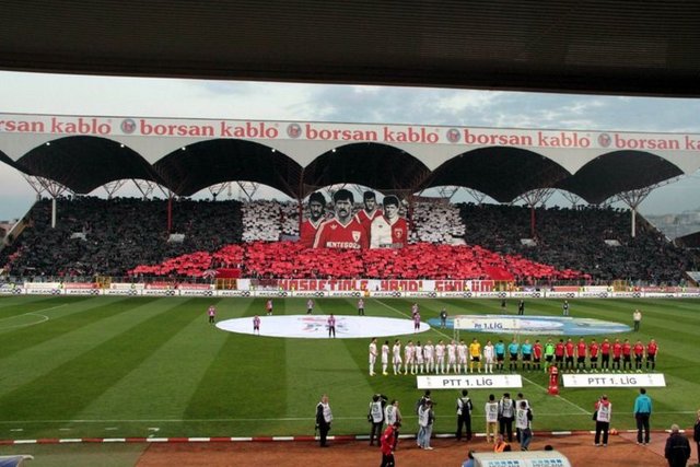 Samsunspor taraftarı, 20 Ocak 1989 yılında takımının geçirdiği trafik kazasında hayatını kaybeden Samsunspor teknik heyeti ve oyuncularını andı.