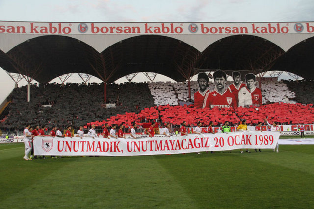 Maç öncesi her iki takım oyuncuları tek pankartla sahaya "Unutmadık, Unutmayacağız 20 Ocak 1989" pankartıyla çıktı.