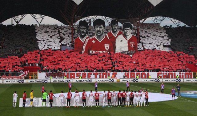 Ayrıca Samsunsporlu oyuncular sahaya siyah bantla çıktılar.