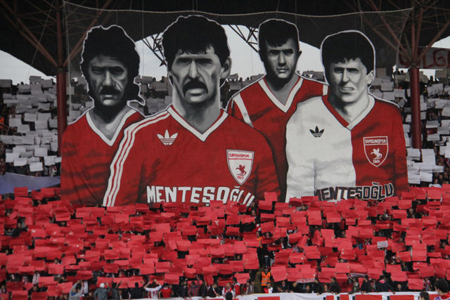 Taraftarlar hayatlarını kaybeden Samsunspor Teknik Direktörü Nuri Asan, oyuncular Zoran Tomiç, Muzaffer Badaloğlu ve Mete Adanır'ın resimlerini 3 boyutlu koreografi şeklinde maç öncesi sergilediler.