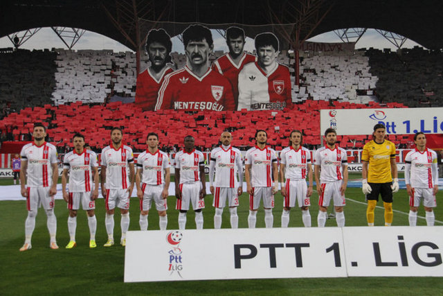 PTT 1. Lig ekiplerinden Samsunspor, taraftarları maraton tribününde maç öncesi yaptıkları koreografi başta teknik direktör olmak üzere herkesi duygulandırdı.