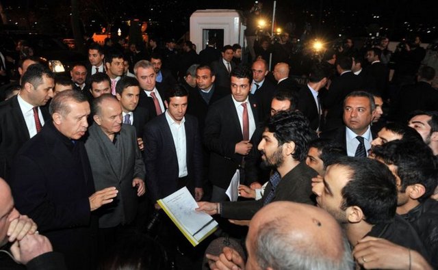 ültür ve Turizm Bakanı Ömer Çelik, İzmir Büyükşehir Belediye Başkanı adayı ve eski Ulaştırma Bakanı Binali Yıldırım da il başkanlığına gelenler arasındaydı.